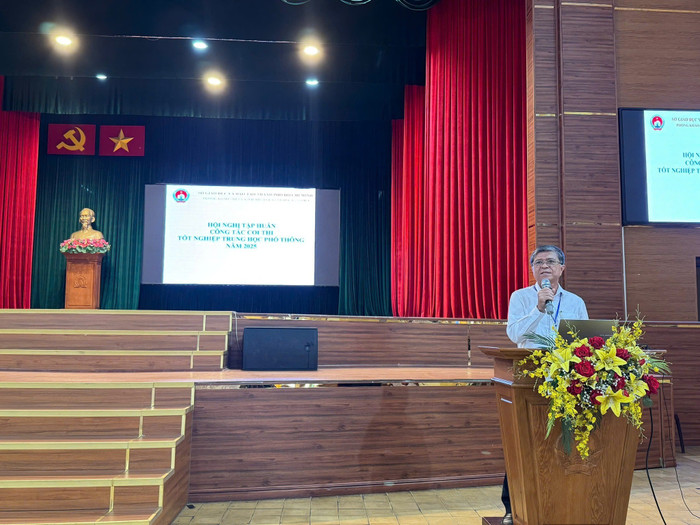 Ông Nguyễn Văn Hiếu - Giám đốc Sở Giáo dục và Đào tạo Thành phố Hồ Chí Minh phát biểu tại buổi tập huấn (ảnh: V.D) onghieutaphuanthi.jpg