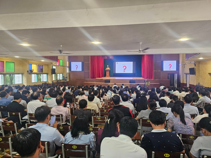 Toàn bộ lãnh đạo 171 điểm thi tốt nghiệp trung học phổ thông trên địa bàn Thành phố Hồ Chí Minh tham gia tập huấn sáng ngày 22/6 (ảnh: V.D) onghieutaphuanthi2.jpg