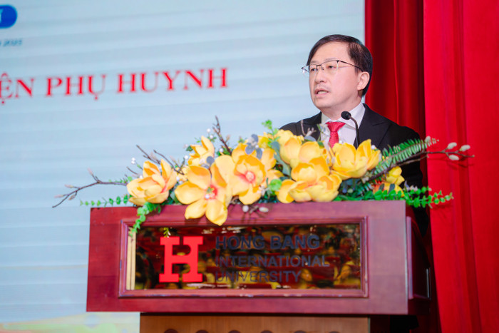 Giáo sư, Tiến sĩ, Bác sĩ Phù Chí Dũng chia sẻ tại buổi lễ. Ảnh: HIU pgstsbs-phu-chi-dung-giam-doc-benh-vien-truyen-mau-huyet-hoc-tphcm-phu-huynh-tan-bac-si-chia-se.jpg