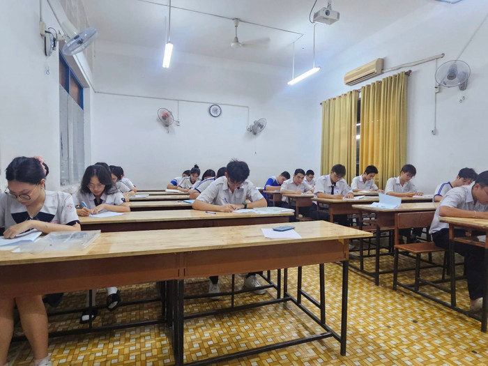 Thí sinh chuẩn bị làm bài thi môn Ngữ văn. Ảnh:: V.D diemthintdd.jpg