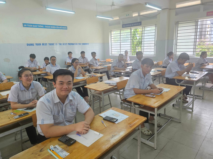 Thí sinh trước giờ làm bài môn Toán ở điểm thi Trường trung học cơ sở Bình Lợi Trung. Ảnh: V.D diemthiblt.jpg
