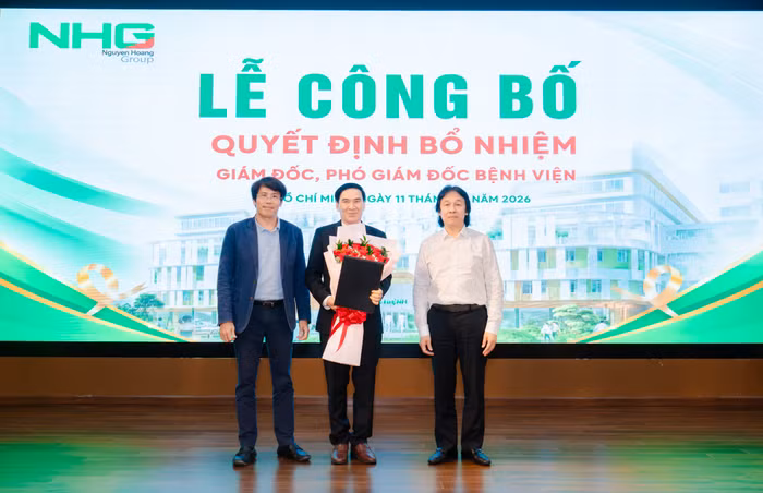 gstsbsckii-pham-van-linh-nhan-quyet-dinh-bo-nhiem-chuc-vu-giam-doc-benh-vien-van-phuc.jpg