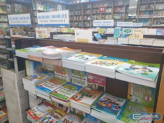Sách giáo khoa tại Nhà sách Phú Nhuận, Thành phố Hồ Chí Minh. Ảnh: V.D gdvn-sgknha-sachpn.jpg