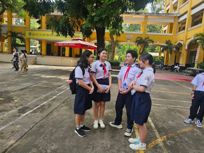 Thí sinh thi lớp 10 công lập tại điểm thi Trường trung học phổ thông Trưng Vương trước giờ làm thủ tục (ảnh: V.D) ts10tvuong.jpg