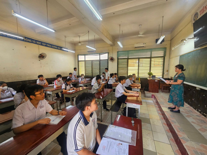 Giám thị phổ biến quy chế thi cho thí sinh trong ngày làm thủ tục. Ảnh: V.D ts10tvuongb.jpg