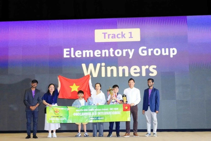 Ban tổ chức trao giải Nhất bảng tiểu học cho học sinh Trường tiểu học Nguyễn Bỉnh Khiêm, Quận 1 (ảnh: BTC) condeavour60.jpg