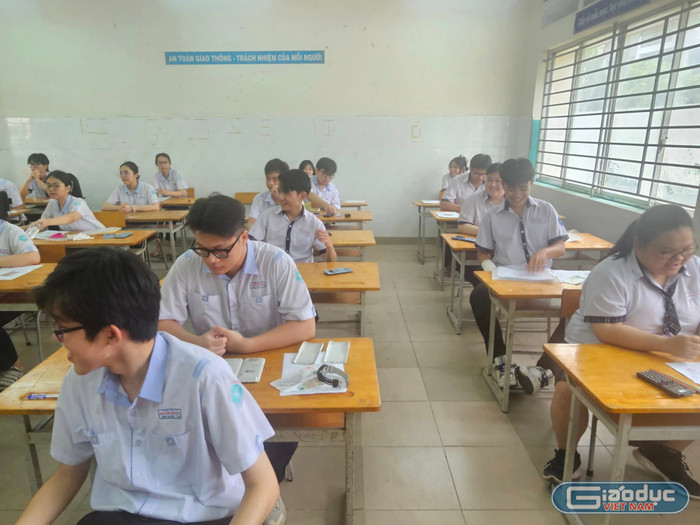 Em Huỳnh Đông Hậu (bàn thứ 2 phía trong) trước giờ thi môn Toán chiều ngày 28/6. Ảnh: Việt Dũng gdvn-anhbinhloitrung.jpg