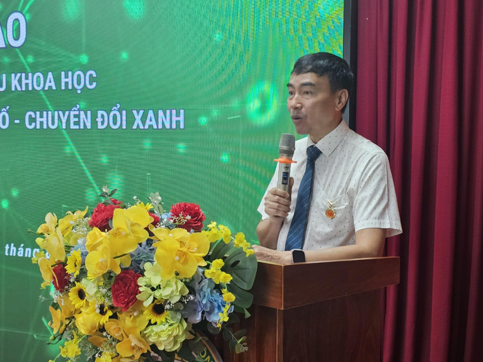 Giáo sư, Tiến sĩ Nguyễn Thế Hùng báo cáo kết quả hoạt động của Câu lạc Khối đào tạo Nông nghiệp, Lâm nghiệp, Thủy sản nhiệm kỳ 2022-2025. Ảnh: NLU. kyniemchuongnlud.jpg