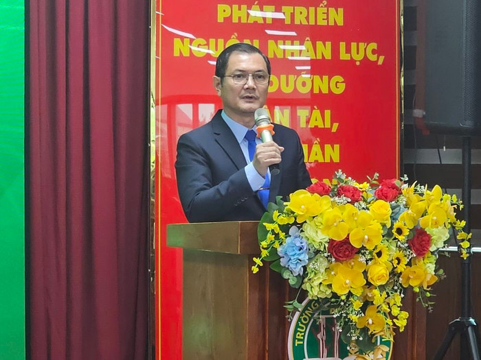 Phó Giáo sư, Tiến sĩ Nguyễn Tất Toàn phát biểu tại hội thảo. Ảnh: NLU. kyniemchuongnlue.jpg