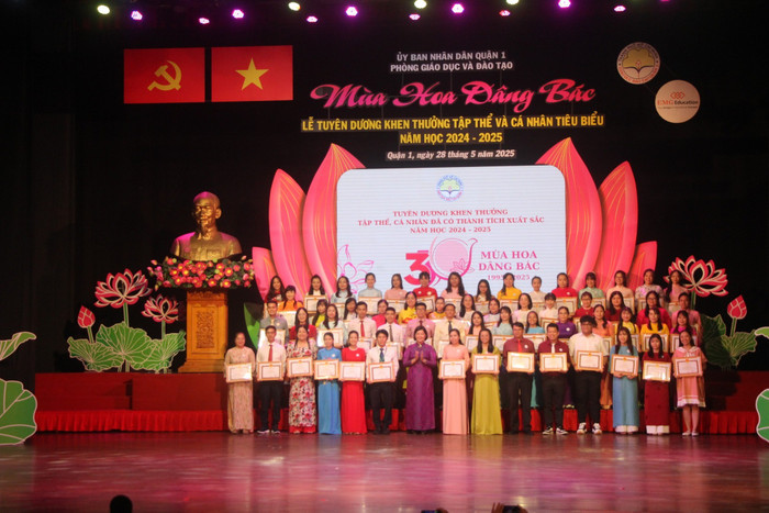 Quận 1 tuyên dương các thầy cô giáo có thành tích xuất sắc trong năm học 2024-2025 (ảnh: V.D) muahoadangbacc.jpg