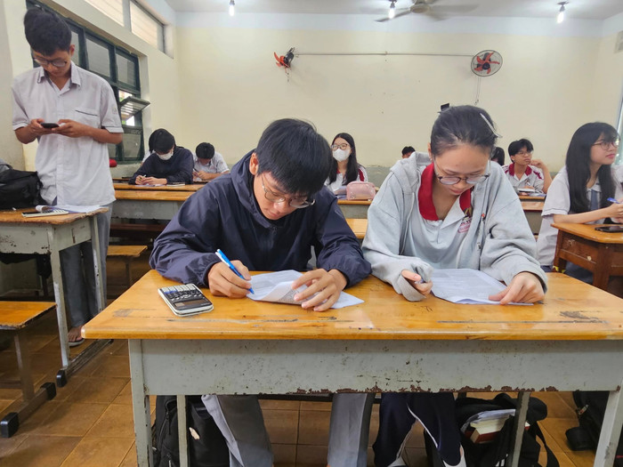 Học sinh lớp 12 Trường Hùng Vương vẫn miệt mài làm bài trong giai đoạn "nước rút" ôn tập trước khi kỳ thi bắt đầu (ảnh: V.D) onthihungvuongb.jpg