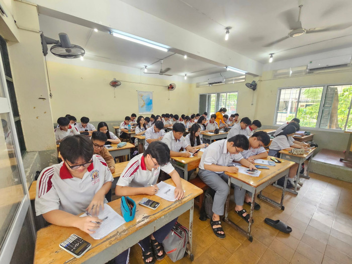 Học sinh lớp 12 Trường trung học phổ thông Hùng Vương trong giờ ôn tập thi tốt nghiệp trung học phổ thông (ảnh: V.D) onthihungvuong.jpg