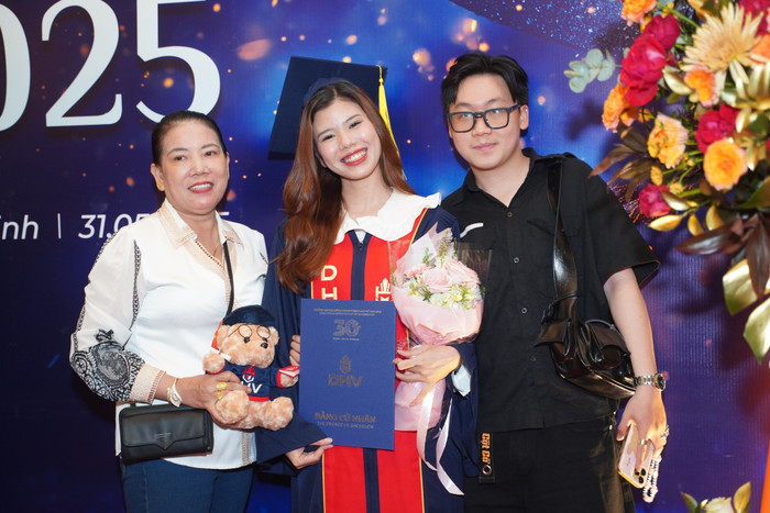 Các tân cử nhân của DHV trong buổi lễ tốt nghiệp cùng với người thân (ảnh: DHV) tancunhandhvb.jpg