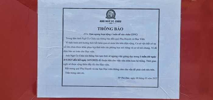 Thông báo dán trước cửa Trung tâm Anh ngữ Úc Châu cơ sở Kha Vạn Cân về việc ngưng giảng dạy 1 tuần (ảnh: V.D) trungtamanhnguucchaub.jpg