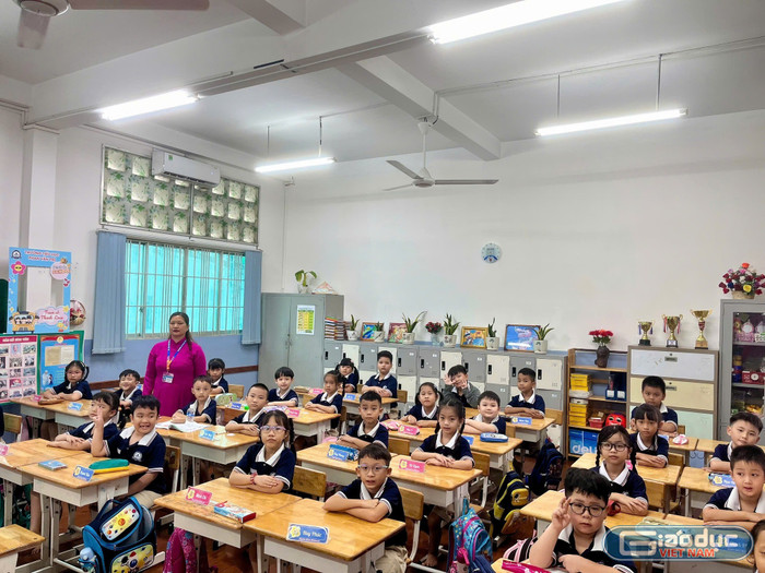 Học sinh lớp 2/4 Trường tiểu học Phan Văn Trị trong ngày tựu trường. Ảnh: V.D gdvn-vuidentruongpvtb.jpg