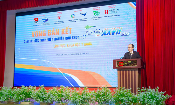 Phó Giáo sư Đỗ Kim Quế phát biểu tại lễ khai mạc vòng bán kết. Ảnh: HIU. hiueureka2.jpg