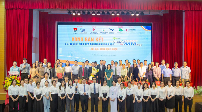 Đại diện Ban tổ chức và HIU tặng hoa tri âm Hội đồng Khoa học lĩnh vực Khoa học Y Dược. Ảnh: HIU. hiueureka3.jpg