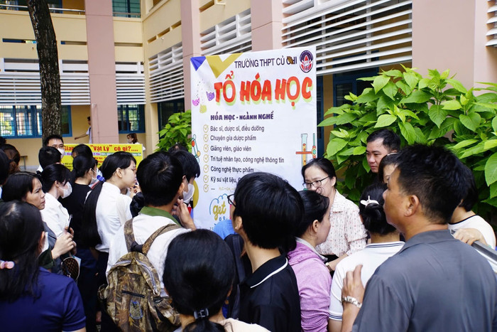 Học sinh lớp 10 Trường trung học phổ thông Củ Chi tham dự ngày hội tư vấn các nhóm môn lựa chọn hôm 6/7. Ảnh: facebook Đoàn trường Củ Chi. nhommontuchoncuchi.jpg
