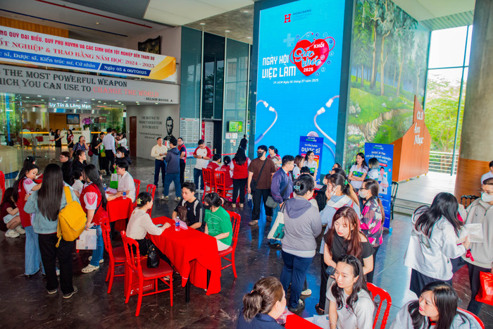 Khu vực sảnh tư vấn, đông đảo các bạn sinh viên đến tìm hiểu các thông tin tuyển dụng Ảnh: HIU. pic-10.jpg