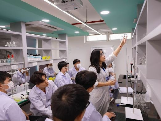 SIU đầi tư hệ thống phòng thực hành chuyên sâu cho từng ngành học, giúp sinh viên "học đi đôi với hành". siuhocbongb.jpg