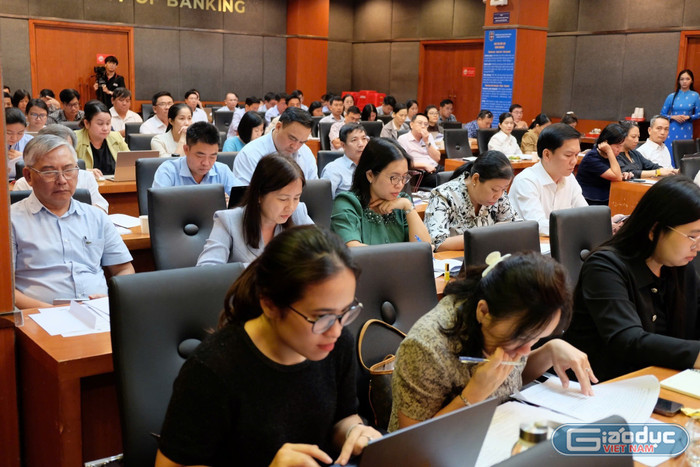 Các đại biểu tham dự buổi tọa đàm diễn ra vào chiều ngày 10/10. Ảnh: V.D gdvn-daibieuthamdu.jpg