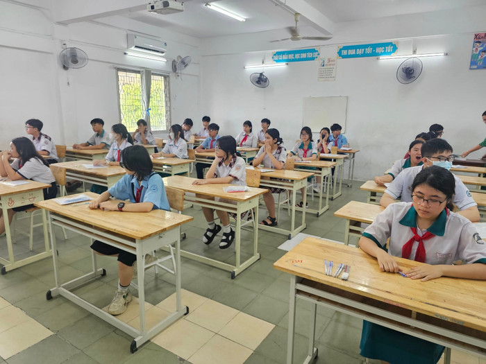Thí sinh trước giờ làm bài Ngữ văn tại điểm thi Trường trung học cơ sở Điện Biên (ảnh: V.D) ts10diemthithcsdienbien.jpg