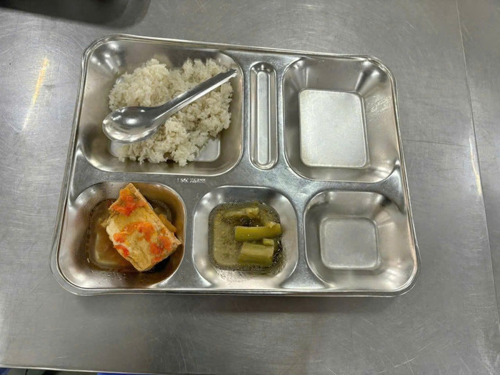 Một suất ăn trưa của học sinh Trường tiểu học Hiệp Thành vào ngày 9/10. Ảnh do phụ huynh cung cấp. suatanhiepthanh.jpg