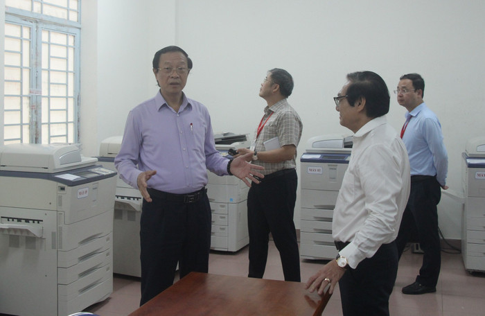 Thứ trưởng Phạm Ngọc Thưởng và đoàn công tác kiểm tra công tác chuẩn bị thi của tỉnh Đồng Nai (ảnh: V.D) thutruongthuongdongnaib.jpg
