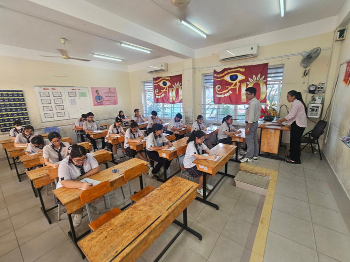 Mỗi phòng thi thử bố trí 24 học sinh lớp 12 đúng theo quy định của thi tốt nghiệp trung học phổ thông (ảnh: V.D) thithuntt2.jpg