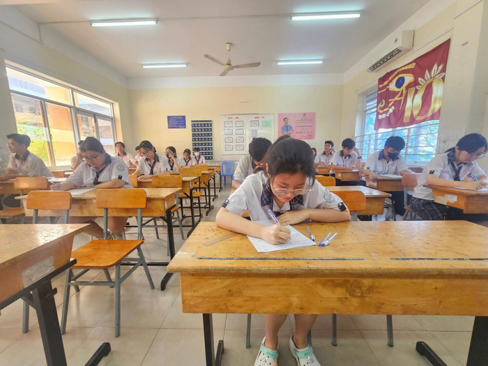 Học sinh lớp 12 Trường trung học phổ thông Nguyễn Tất Thành bắt đầu làm bài thi thử môn Ngữ văn (ảnh: V.D) thithuntt3.jpg