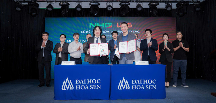 Lãnh đạo Tập đoàn Nguyễn Hoàng (trái) và lãnh đạo Tập đoàn VNG ký thỏa thuận hợp tác chiến lược toàn diện. Ảnh: NHG. nhgvng.jpg