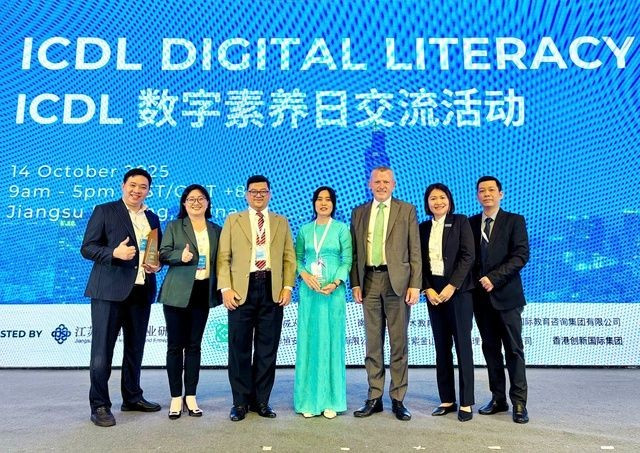 Các giáo viên đến từ Thành phố Hồ Chí Minh tại Diễn đàn Năng lực công nghệ số Châu Á năm 2025. Ảnh: EMG. emg1.jpg