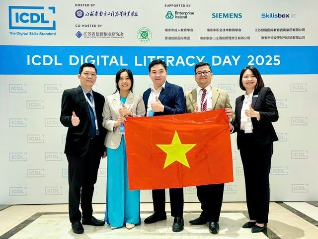 Các giáo viên đến từ Thành phố Hồ Chí Minh được vinh danh tại diễn đàn lần này. Ảnh: EMG. emg2.jpg