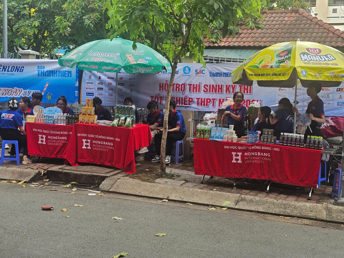 Sinh viên tình nguyện tại điểm thi Trường trung học cơ sở Bình Lợi Trung trong buổi chiều ngày 26/6 Ảnh: V.D svtnguyenhiu.jpg