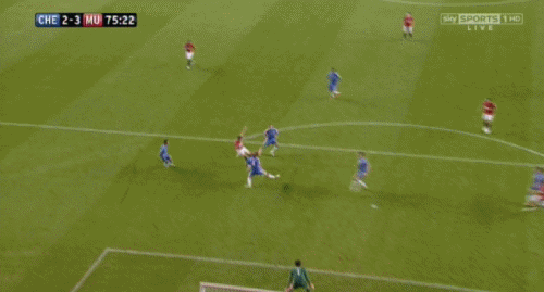 Chicharito đã việt vị khi Rafael chuyền bóng.