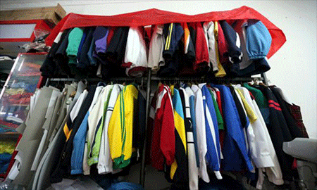 Quần áo Trung Quốc nhập lậu bán tràn lan. Quần áo Trung Quốc nhập lậu bán tràn lan.
