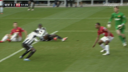 Papiss Cisse có vẻ đã đưa bóng đi hết vạch vôi. Papiss Cisse có vẻ đã đưa bóng đi hết vạch vôi.