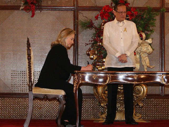 Chiếc xe đi đầu trong đoàn xe đón tiếp Ngoại trưởng Mỹ ở Manila đã bị đám đông khoảng 40-50 người biểu tình ném trứng, bóng bay và đá. Không có ai bị thương trong sự cố trên. Chiếc xe đi đầu trong đoàn xe đón tiếp Ngoại trưởng Mỹ ở Manila đã bị đám đông khoảng 40-50 người biểu tình ném trứng, bóng bay và đá. Không có ai bị thương trong sự cố trên.