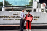 Từ chiến trường đến giảng đường: Tinh thần học tập suốt đời của người thầy ở tuổi 75 với SV HUIT