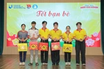 Nhiều trường đại học trao học bổng, hỗ trợ vé xe, lì xì cho người học nhân dịp Tết Nguyên đán 2026