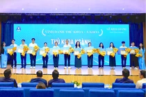 VHU tặng xe máy điện và học bổng cho thí sinh là thủ khoa, á khoa, tân sinh viên đạt từ 27.5 điểm