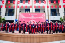 ĐH Hòa Bình trao bằng tốt nghiệp năm 2025 cho gần 400 tân bác sĩ, dược sĩ, cử nhân