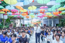 Hơn 1.500 tân sinh viên ETU tìm hiểu về “AI trong kỷ nguyên chuyển đổi song sinh” 
