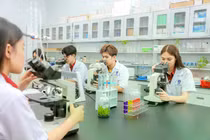 Ngành Công nghệ sinh học được đào tạo ở nhiều CSGDĐH với đa dạng mức điểm chuẩn, học phí