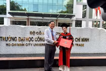 Từ chiến trường đến giảng đường: Tinh thần học tập suốt đời của người thầy ở tuổi 75 với SV HUIT