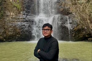 Bỏ học đi giao hàng, rồi học lại ở TTGDTX, nam sinh tốt nghiệp đại học với bằng xuất sắc 