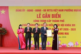 Gắn biển công trình Trường TH Hoàng Mai chào mừng bầu cử đại biểu Quốc hội và đại biểu HĐND các cấp