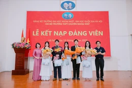 Chi bộ Trường THPT Chuyên Ngoại ngữ tổ chức kết nạp Đảng cho 5 học sinh ưu tú