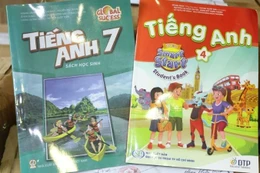Cuốn sách không có tem chống hàng giả được Minh Quang mua qua mạng xã hội. Ảnh NVCC