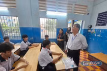 Giám đốc Sở GD&ĐT TPHCM động viên thí sinh, cán bộ làm nhiệm vụ thi tuyển sinh vào lớp 10